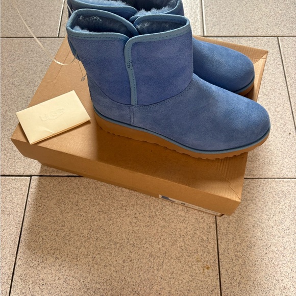 UGG Women’s Vibrant Blue Boots - Picture 4 of 8